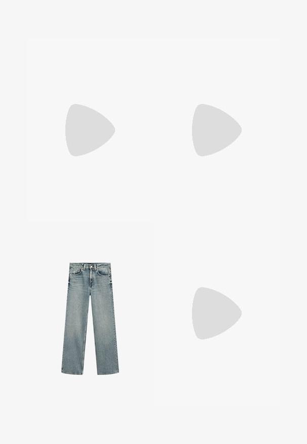 Marineblå och vit randig t-shirt i mjuk bomull, med rund halsringning och korta ärmar, med en figursydd silhuett och en diskret logotagg.; Ljusblå raka jeans i denim, med knapp- och dragkedjestängning, fem fickor och råa avslut.; Bruna lädersandaler med två justerbara spännen, korkfotbädd och texturerad gummisula, bärs på bara fötter mot en betonggolv.; Sköldpaddsformade solglasögon med bruna linser, rektangulär form och metallaccenter på ramen. Snygg design med smala skalmar.; Vävd halmstruktur med bruna läderdetaljer, två handtag och en avtagbar rem. Böjd form med en stabil botten.