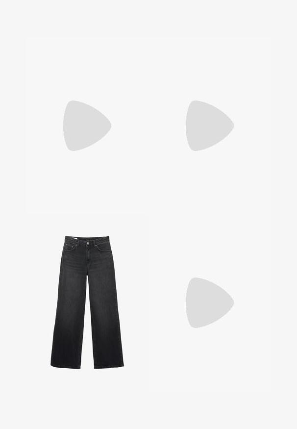 Maglietta Nike a maniche lunghe azzurro chiaro con collo rotondo, caratterizzata da un logo rosa sulla spalla sinistra e un tessuto liscio e strutturato.; Jeans neri a gamba larga realizzati in denim. Caratterizzati da un classico design a cinque tasche, una silhouette dritta e una chiusura con bottone frontale.; Reggiseno sportivo nero, pantaloni corti giallo brillante con vita elastica, scarpe da ginnastica nere e polsini, in piedi accanto a kettlebell.; Borsa in oliva intrecciata con forma arrotondata e manico attorcigliato. La superficie testurizzata presenta un motivo diagonale. Chiusura con cerniera.