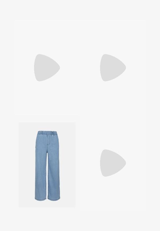 Top in cotone bianco senza maniche, con una texture a coste e scollatura rotonda. Presenta un'etichetta sul collo con la scritta "WEEKDAY".; Jeans a gamba larga di colore blu chiaro, realizzati in denim, con una vita elastica e dettagli di cucitura discreti sui tasconi anteriori e posteriori.; Camicia beige chiaro a maniche lunghe con bottoni abbinata a una gonna bianca; la modella indossa sandali neri con cinturino, seduta con le braccia incrociate.; Borsa nera con una forma curva, stile hobo, in tessuto testurizzato con borchie argentate. Manico superiore singolo, chiusura con zip e silhouette morbida.