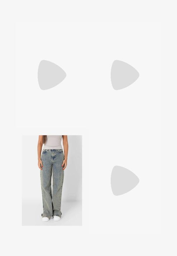 Beige gebreide crop sweater met kabelpatronen, wijde armopeningen en een geribbelde zoom, gecombineerd met lichtgewassen denim shorts.; Lichtblauwe wijde jeans gemaakt van denim, met een hoge taille, vervaagde was en contrasterende stiksels. Gecombineerd met witte sneakers.; Groene suède sneaker met witte leren accenten, voorzien van drie witte strepen en een rubberen zool van gom. "Gazelle" in het goud gedrukt.; Zilveren oorringen met een gladde, gepolijste oppervlakte en een dunne, ronde vorm. Het ontwerp heeft een veilige sluiting.