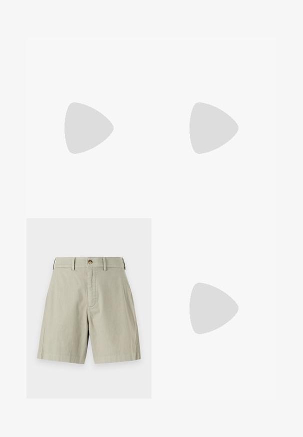 Navyblaues Baumwoll-T-Shirt mit kurzen Ärmeln, rundem Halsausschnitt und einem kleinen Logo auf der linken Brust. Weicher Stoff, klassischer Schnitt.; Helle beigem Shorts mit flachem Bund, einem einzelnen Metallknopfverschluss und Gürtelschlaufen. Aus einem weichen Baumwollgemisch mit tailliertem Schnitt gefertigt.; Weiße Sneaker mit schwarz- und grau-aczenten, ausgestattet mit einer strukturierten grauen Zehenkappe, schwarzer Gummi-Sohle und flachen weißen Schnürsenkeln. Sauberes Design, minimalistische Stil.; Rotes Bandana-Tuch aus Baumwolle, mit weißen Paisley- und Punktmustern, in dreieckiger Form und mit einem Etikett in der unteren Ecke.