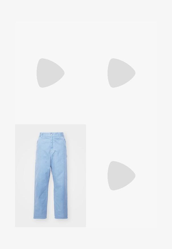 Nike Sportswear - T-shirt basic; Jasnoniebieskie dżinsy o prostym kroju, z zapięciem na guzik i przednimi kieszeniami. Tkanina ma subtelną fakturę i gładkie wykończenie.; Czarne zamszowe trampki z białymi akcentami, z zaokrąglonym noskiem, grubą białą podeszwą i klasycznym sznurowaniem, noszone z białymi skarpetami i fioletowymi spodniami.; Srebrne kolczyki w formie kółek o gładkim, polerowanym wykończeniu. O okrągłym kształcie i pewnym zapięciu na klik. Lekka konstrukcja odpowiednia do codziennego noszenia.