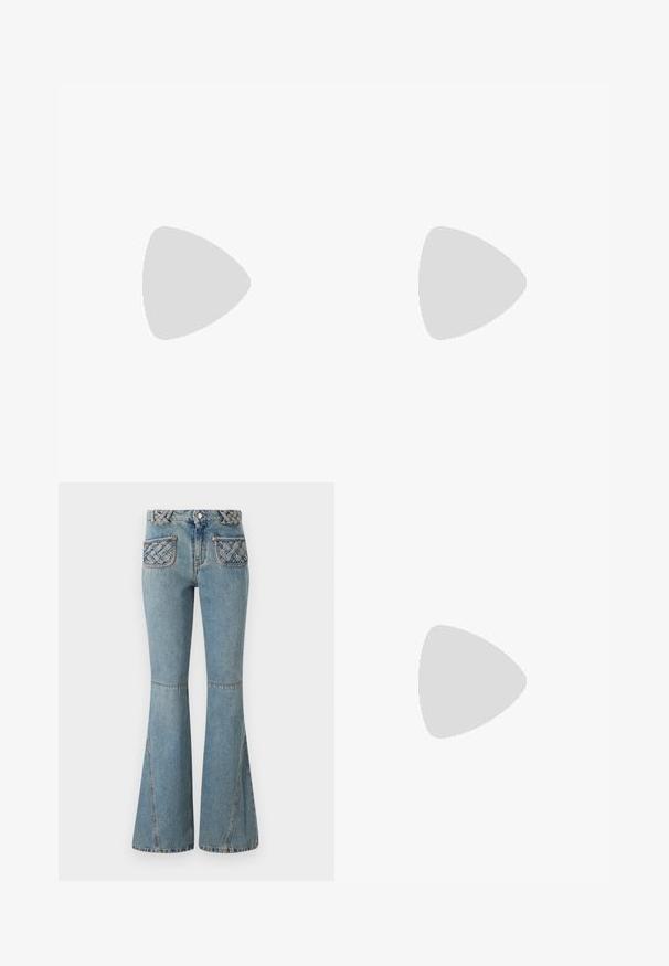 Hvit tank-top med blå kant og stor blå "Stieglitz" grafikk foran. Laget av glatt, lett stoff.; Lys blå flared jeans laget av denim med en flettet midje og quiltede lommeakenter. Har en tettsittende midje og vide ben.; Svart kneehøye støvler laget av glatt skinn, med blokk hæl, rund tå og sømdetaljer langs sømmene.; Brun teksturert lær crossover-veske med gullkjede-stropp og klaffelukking. Fronten har logo-detalj og en lomme under klaffen.