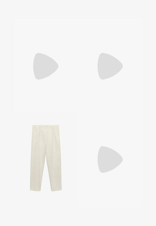 Sort, tekstureret pullover sweater med krave, tre-knaps lukning og lange ærmer. Fremstillet af et blødt, fuzzy materiale.; Lys beige, lige benbukser lavet af blødt stof, med høj talje, frontfald, knaplukning og sidelommer.; Sorte læder loafers med en glat finish, der har et syet design og et dekorativt metal kædeaccent hen over vamps. Flad hæl.; Sorte rektangulære solbriller med mørke linser, der har en karakteristisk form og branding på stængerne. Båret af en person i en grøn skjorte.