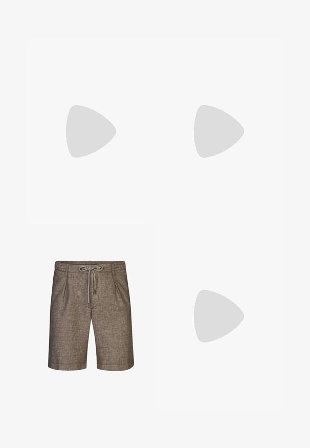 Schwarzes Langarmshirt aus weichem Stoff, mit einem Rundhalsausschnitt und fünf dekorativen Knöpfen an der linken Schulter sowie gerippten Bündchen.; Braune gewebte Shorts mit elastischem Bund, verstellbarem Kordelzug und Seitentaschen. Hat einen strukturierten, leicht melierten Stoff.; Weiße Flip-Flops mit einem minimalistischen Design, aus weichem Gummimaterial gefertigt, mit einer flachen Sohle und einem Y-förmigen Riemen für zusätzlichen Halt.; Schwarze Plastiksonnenbrille mit grünen Gläsern, quadratischen Rahmen, silbernem Akzent auf der Augenbraue und strukturierten Bügeln. Angegebene Marke auf dem inneren Bügel.