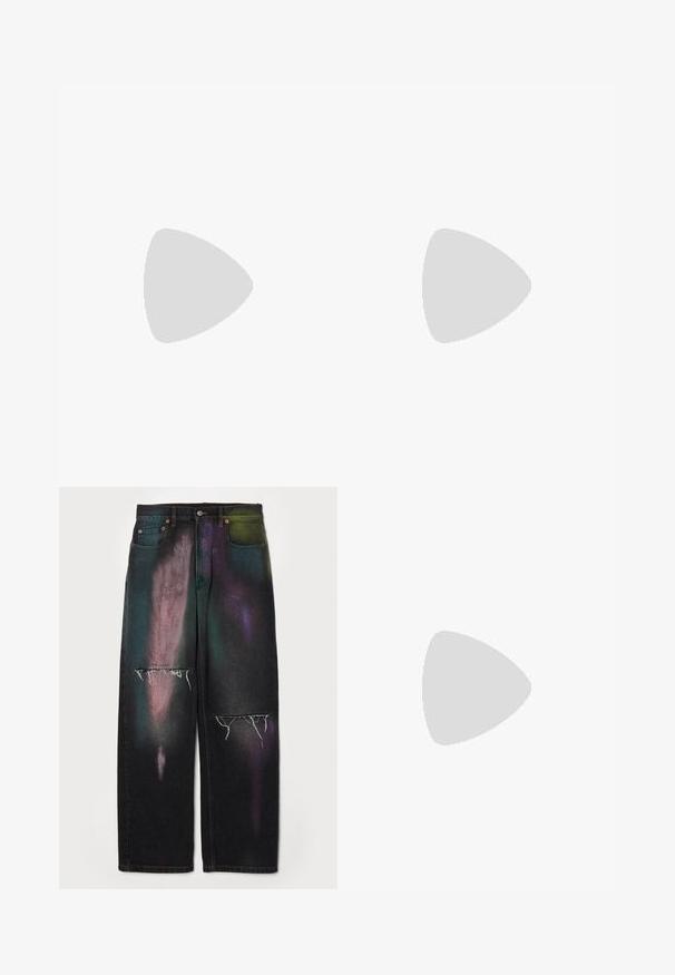 Schwarzes Satin-Camisole mit V-Ausschnitt und transparenter, gestreifter Spitzenverzierung an Ausschnitt und Saum, mit dünnen, verstellbaren Trägern.; MM6 Maison Margiela PANTS 5 POCKETS - Jeans Relaxed Fit - black; Schwarze Ballettflat mit spitzer Spitze, ausgestattet mit einem Riemen und einer runden, metallischen Schnalle sowie einer flachen Sohle.; Tory Burch Sonnenbrille - shiny gold-coloured; MM6 Maison Margiela JAPANESE CROSSBODY BAG - Handtasche - bracken