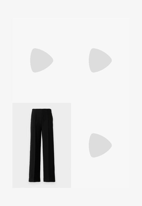 Samsøe Samsøe SONNET  - Maglione - chocolate torte; Pantaloni neri a vita alta con gamba ampia e pieghe frontali, esposti su uno sfondo bianco semplice.; Sandal con tacco alto nero, dotata di un spesso tacco a blocco, cinturino alla caviglia e una fascia frontale con accessori in metallo. Texture in finta pelle liscia.; Borsa a spalla in pelle nera con forma curva, texture trapuntata e dettagli in oro. Presenta una tracolla removibile e dettaglio del logo.