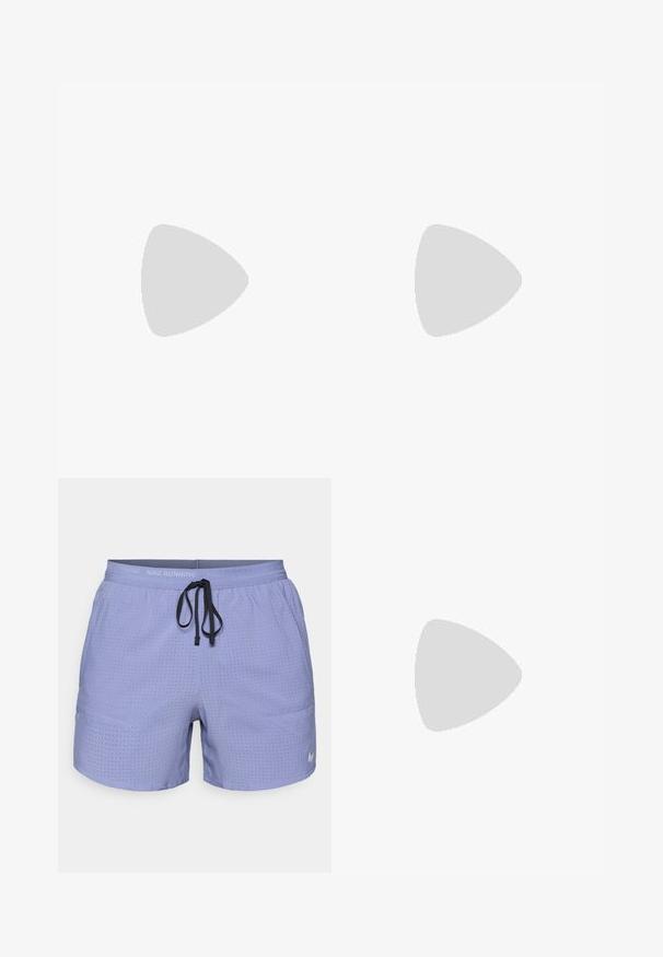 Šviesiai violetinė trumpomis rankovėmis sportinė marškinėliai, pagaminti iš lygaus audinio, su apvalia iškirpte. Savyje turi mažą, atspindinčią Nike logotipą ant krūtinės.; Violetinės Nike bėgimo šortai su perforuotu dizainu, elastinga liemene, reguliuojamu juodu raišteliu ir maža balta logotipu šone.; Balti sportiniai batai su orui pralaidžia viršutine dalimi, lygaus tekstūros apdaila, pilkais akcentais, raišteliais ir paminkštintu padu, skirtu našumui užtikrinti.; Akiniai nuo saulės su balta rėmeliu, pilkų akcentų ir mėlynais veidrodiniais objektyvais. Sportiškas dizainas, aplink galvą prilipusios formos ir reguliuojamos nosies pagalvėlės.