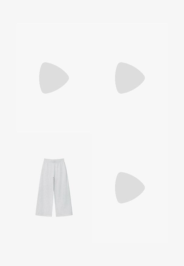 Schwarzes Langarmshirt aus glattem Stoff, mit rundem Halsausschnitt und leicht geschwungenem Saum, sowie minimalen Nahtdetails.; Helle graue weit geschnittene Hose aus weichem Stoff mit elastischem Bund. Das Design bietet eine lockere Passform für Komfort und Bewegungsfreiheit.; Schwarze Leinenschuhe mit weißen Schnürsenkeln und Nähten. Sie verfügen über eine klobige, strukturierte weiße Sohle mit einem einzigartigen segmentierten Design.; Schwarze rechteckige Brille mit klaren Gläsern, die goldene Akzente im Rahmen aufweist und einen leichten lila Schimmer auf einem der Gläser hat.; Schwarze Leder-Umhängetasche mit glatter Textur, geschwungenem oberen Rand und einem einzigen Tragegurt. Sie verfügt über einen Reißverschluss und ein minimalistisches Design.