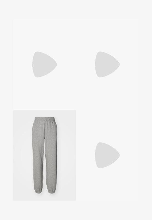 Rode shirt met lange mouwen van zachte, lichte stof met een brede, boothals en een aansluitende pasvorm, met minimale stikseldetails.; Grijze sweatpants van zacht materiaal, met een elastische tailleband en boorden, in een relaxte pasvorm en met een eenvoudig ontwerp.; Trailrun schoenen in perzik en zwart. Voorzien van een gestructureerde bovenkant met diagonale uitsparingen, een dikke beige zool en een zwart snelvetersysteem.; Zwarte vierkante crossbody tas van gestructureerd synthetisch materiaal. Met een reliëflogo ontwerp en een verstelbare schouderband. Ritssluiting.