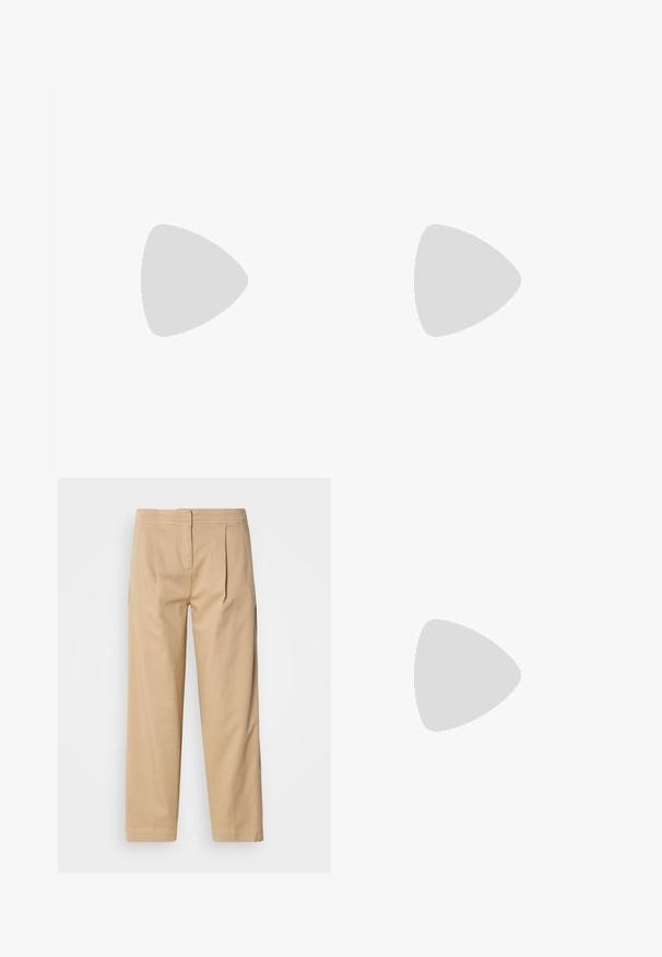 Top court sans manches blanc avec le texte "Inoffensively Expensive" en noir, fabriqué en coton doux avec une texture lisse.; Pantalons en coton beige à coupe décontractée, avec deux plis à l'avant, une jambe droite et une fermeture à bouton classique à la taille.; Talons hauts en cuir noir avec un bout pointu, dotés d'un talon fin et d'un accent en ton or sur la lanière réglable. Texture lisse.; Sac à main en cuir noir avec un design structuré, featuring une forme cropped, une poignée supérieure et des accents en matériel doré. Bandoulière réglable incluse.