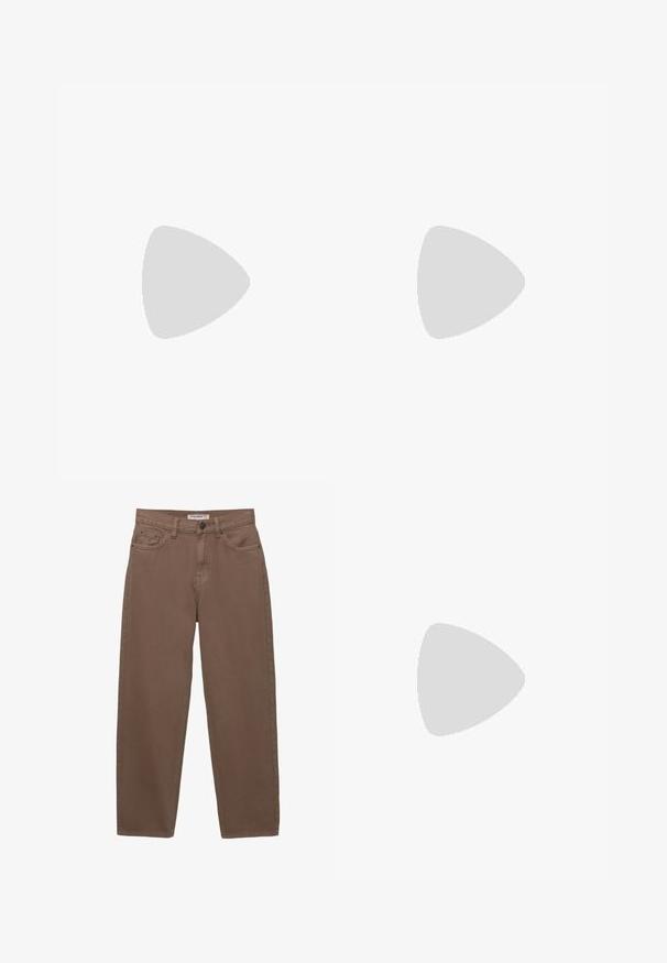 Kötött ujjatlan póló állítható megkötőkkel, bordó, zöld, fehér és rózsaszín függőleges csíkokkal. Tapintása puha és rugalmas.; Barna pamut farmernadrág laza szabással, öt zsebbel és cipzáros záródással. Finom textúrával és klasszikus varrási részletekkel rendelkezik.; Barna lakkbőr slingback cipő hegyes orral, alacsony sarkal és díszes masnival elöl. Simma, fényes felület.; Barna teknős páncélmintás szemüveg, ovális lencsékkel, vékony szárakkal és átlátszó részletekkel. A templomon diszkrét logó található. Elegáns, könnyű dizájn.