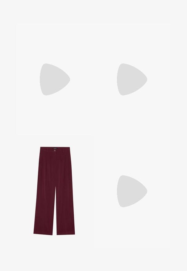 Bílý žebrovaný tílko s kulatým výstřihem a bezramínkovým designem. Hladká textura a těsný střih, ideální pro vrstvení.; Burgundské kalhoty s širokými nohavicemi a hladkou strukturou, s předním zapínáním na knoflík a dvěma sklady na každé straně.; Černé lakované sandály na podpatku se čtveratou špičkou, lýtkovými pásky a stříbrnými přezkami. Disponují masivním blokovým podpatkem pro stabilitu.; Černá kožená taška přes rameno s hladkým povrchem, obdélníkovým tvarem a dvěma dlouhými uchy. Žádné viditelné kování ani ozdoby.