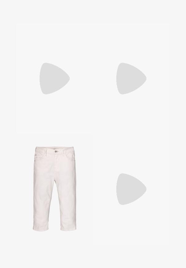 Bruine mouwloze top met een losse pasvorm, voorzien van dunne verstelbare bandjes en een ronde metalen accent aan de achterkant. Zachte, gladde textuur.; Witte denim capripan met een knoopsluiting, vijf zakken en een rechte snit. Heeft een lichte textuur en omgezoomde enkels.; Zwarte flip-flop sandaal met een verhoogde zool, gemaakt van rubbermateriaal. Kenmerkt zich door een teenband en een gestructureerde voetbed voor grip.;  Schildpadzonnebril met een geometrisch ontwerp, gele lenzen en metalen accenten op de pootjes. Brede rand en matte textuur.; Tassel tas met luipaardprint in gestructureerd faux leer, voorzien van een gouden driehoekige accent en een afneembare schouderband.