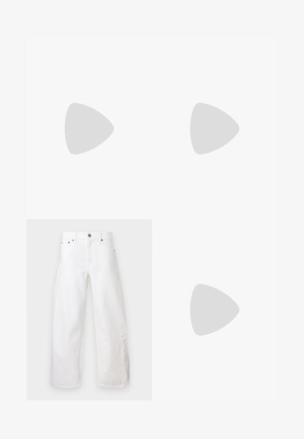 Hvid camisole med tynde stropper, prydet med blonder og blomsterbroderi i kanten. Blødt, letvægtsstof med et lagdelt design.; Hvide bredbenede jeans lavet af bomuldsdenim. Har en knap- og lynlås-lukning, frontlommer og diskret syning langs sømmene.; Sorte læder ballerinaer med spids tå, ankelbinding og flad sål, der har en glat tekstur og minimalistisk design.; Brun mønster taske med guldkæde-strop, der har et præget logodesign og en glat læderkanter, der fremhæver dens buede form.