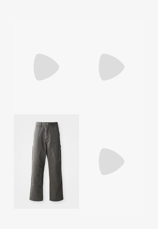 Zelena bombažna majica s kratkimi rokavi in okroglo ovratnikom. Na sprednji strani je grafični tisk "Carhartt WIP" v beli barvi.; Sive cargo hlače s ravnim krojem, z dvema sprednjima žepoma in dodatnima stranskima žepoma za shranjevanje. Narejene so iz trpežne tkanine.; Beli usnjeni copati z perforiranimi detajli, tremi kovinskimi črtami in teksturiranim stranskim delom. Obuti z belimi nogavicami z modrimi črtami.; Črn nahrbtnik z teksturirano tkanino, nastavljivimi naramnimi trakovi in sprednjim mrežastim žepom, ga nosi oseba v bež jopiču in modrih kavbojkah.