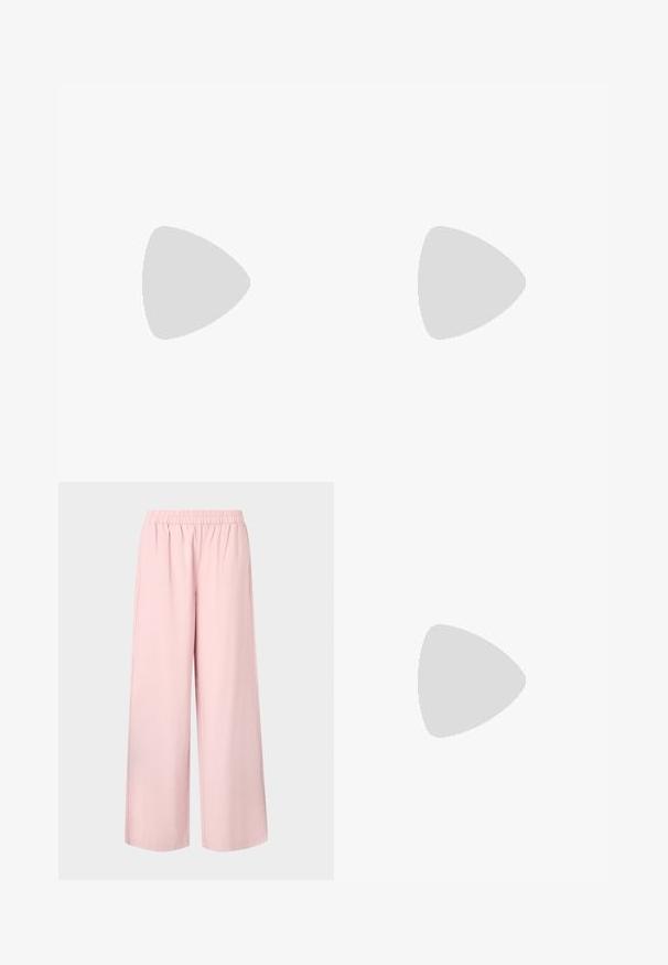 Levandulové tričko s krátkým rukávem vyrobené z měkké látky, s volným střihem a ohrnutými manžetami. Jednoduchý kulatý výstřih bez vzorů nebo ozdob.; Růžové kalhoty s širokými nohavicemi, gumičkou v pase a hladkým povrchem, s volným střihem a rovnou siluetou od pasu až k lemu.; Bežová lakovaná lodička na vysokém podpatku s špičatou špičkou, páskem kolem kotníku a malým blokovým podpatkem, vyzdobená dekorativní sponou.; Tmavě hnědá lakovaná kožená kabelka se stříbrným řetězovým popruhem, ozdobnými dvojitými přezkami a zipovým uzávěrem.