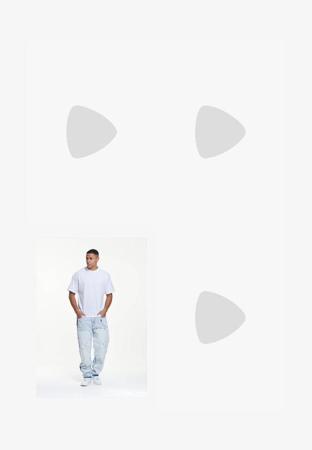 Fekete pamut póló, nagy, texturált "FAVELA" felirattal az elején. Rövid ujjú, laza fazon, kerek nyakkivágás, minimalista dizájnnal.; Fehér pamut póló, laza szabású, világoskék, elszakított farmernadrággal, amelynek szélén rojtos részletek és fekete festékfröccsök találhatók.; Ezüst és fekete sportcipők, hálós felsőrésszel, párnázott talppal, fűzős kialakítással és oldalsó márkázással.; Guess óra, téglalap alakú zöld műanyag házzal, fekete texturált gumipánttal, és számos tárcsával, amelyek karakteres számokkal és kiemelésekkel rendelkeznek.