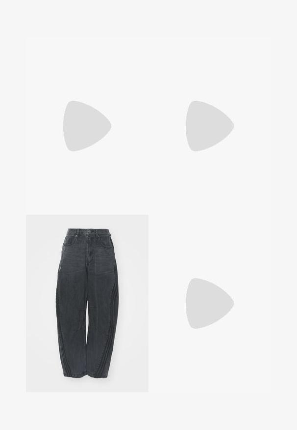 Čierne bavlnené tričko s okrúhlym výstrihom a krátkymi rukávmi. Na ľavej strane hrude sa nachádza biele grafické logo.; Voľné čierne denimové džínsy so zosušeným povrchom, piatimi vreckami, zapínaním na gombík v páse a prešívaním na prednej strane a po stranách.; Zelený skrátený top bez rukávov s bielym lemovaním, skombinovaný s širokými krémovými nohavicami. Model drží malú čiernu tašku. Jednoduché tenisky.; Strieborné kruhové náušnice s elegantným, okrúhlym dizajnom, s hladkým povrchom a bez viditeľných ozdôb. Priemer nie je špecifikovaný.