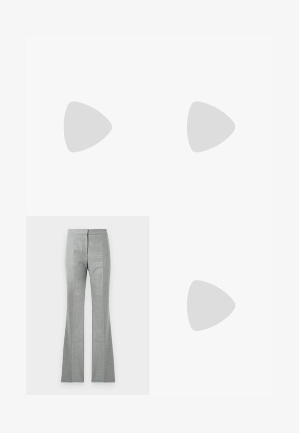 Teal langermet topp laget av gjennomsiktig mesh med rutemønster. Har rund hals og baklukking, dekorert med subtile glitringer.; Grå store bukser med vertikale sømmer, laget av et mykt, strukturert stoff. Har en tettsittende midje og en glatt overflate.; Sorte lærpumper med spiss tå og kraftig kvadratisk hæl. Glatt tekstur, enkelt design, passende for formelle anledninger.; Svart skulderveske i skinn med buet form, glidelås og justerbar stropp. Har preget merkevarelogo på forsiden.
