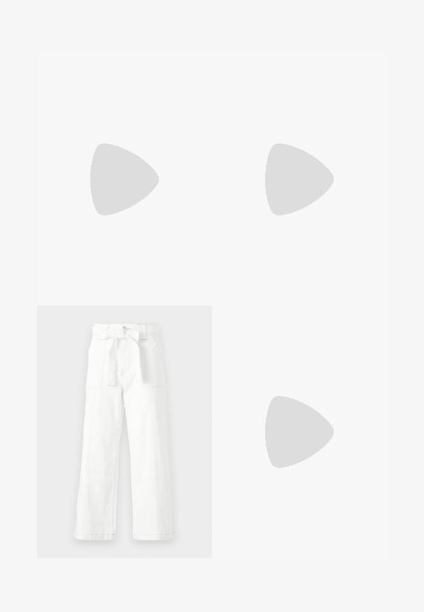 Ärmelloses beiges Top mit einem gerafften Design an der linken Schulter, das mit einem goldenen Ring verziert ist. Hergestellt aus glattem, dehnbaren Stoff.; Weiße Baumwollhose mit weitem Bein, ausgestattet mit einem Front-Bindebund, Seitentaschen und sichtbaren Nähdetails.; Braune Lederloafers mit glänzender Oberfläche, ausgestattet mit einer dekorativen goldenen Schnalle an der Vorderseite und einem niedrigen Blockabsatz. Klassisches Design.; Tasch in hellbraunem Leder mit gefälteltem Design, verstellbarem Tragegurt und runder Form. Minimalistische Markenkennzeichnung auf der Vorderfläche.