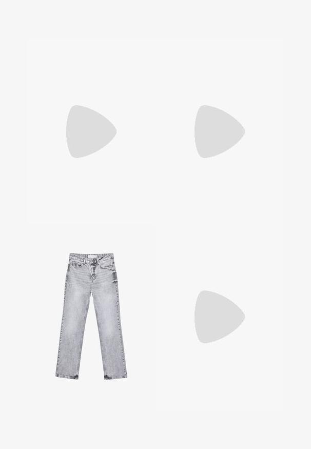 Hvid langærmet T-shirt lavet af bomuld. Har en rund halsudskæring, regular fit og et minimalistisk design uden mønstre eller synlig hardware.; Grå denim jeans med lige ben, distressed detaljer, fem lommer og kobbernitter. Taljebåndet har et logomærke.; Sportsko med en overdel i hvid læder, grå ruskind på tåen og tre sorte striber. Har et blåt logo på tungen og en struktureret gummisål.; Sort læder skuldertaske med en glat overflade, en buet top og en enkelt rem. Har lynlåslukning og minimalistisk design.