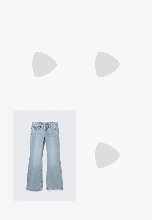 Costume da bagno intero nero con design scollato sulle spalle, caratterizzato da tessuto arricciato e una texture liscia, progettato per una silhouette aderente.; Jeans a zampa di tonalità azzurro chiaro con finitura sbiadita, design a cinque tasche e cuciture a contrasto. Denim di cotone con una texture liscia.; Infradito neri in pelle liscia, con un design a fascia sottile e una suola piatta dal profilo minimale. Nessun motivo o accento particolare.; Borsa a stampa rettile con manico curvo. Realizzata in materiali testurizzati beige e marroni, presenta un distintivo motivo a rombi.