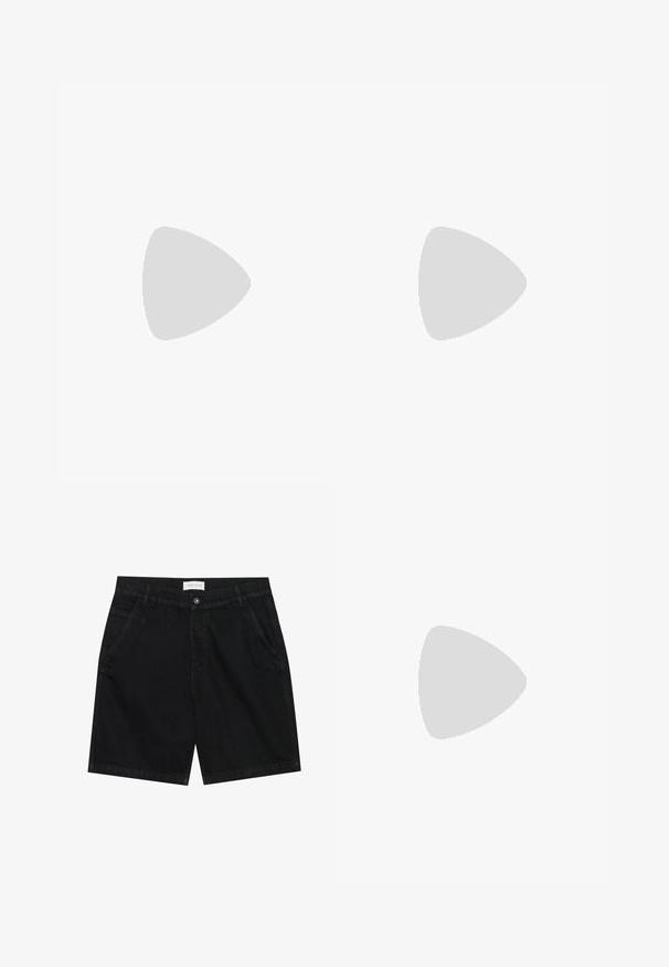 Mørkebrun ermeløs topp i ribbestrikket stoff, med rund halsutskjæring og diskret merkeinnsyning i matchende farge på forsiden.; Svart denimshorts med klassisk passform, med to frontlommer, knappelukking og et merke på midjebåndet. Teksturet stoff.; Hvite atletiske sko med et teksturert strikket overdel, flate snører og en polstret såle med synlige luftkamre for ekstra støtte.; Solsikker med en transparent lys brun ramme, ovale glass, og tynne stenger med en subtil logo gravert. Matt finish med minimalistisk design.