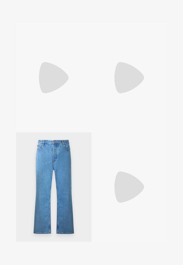 Brun strikket polo med teksturert mønster, korte ermer, placket med tre knapper, samt ribbestrikket krage og kant.; Lyseblå denimvide bukser med høy midje, fem lommer og subtil falming. Har søm-detaljer og knappelukking.; Sorte vevde slip-on sko med en glatt lærdetalj på overdelen, design med rund tå og en lavprofil gummisåle.; Sorte rektangulære solbriller med mørke linser, tykk plastikkramme, gullaccenter på skulderpartiet og merkevarelogo gravert på armen.