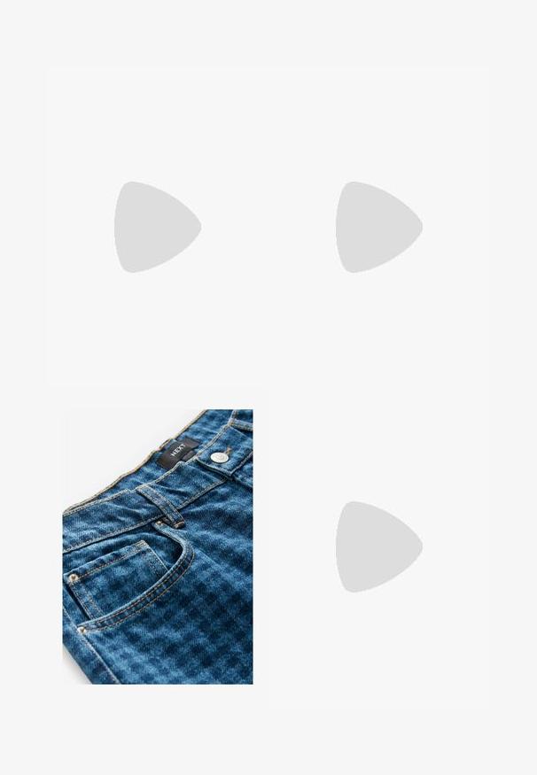 TOM TAILOR DENIM Tricou basic - shell pink; Jeans din denim albastru cu cusături vizibile și închidere cu buton. Au un buzunar frontal, țesătură texturată și etichetă pe talie.; Adidași din suede bej cu accente roz deschis, talpă din cauciuc texturat și trei dungi roz pe lateral. Vârf rotunjit și design cu șireturi.; Geantă din piele maro, tip crossbody, cu o formă curbată, accesorii aurii și un accent cu cataramă. Dispune de un curea de umăr detașabilă.