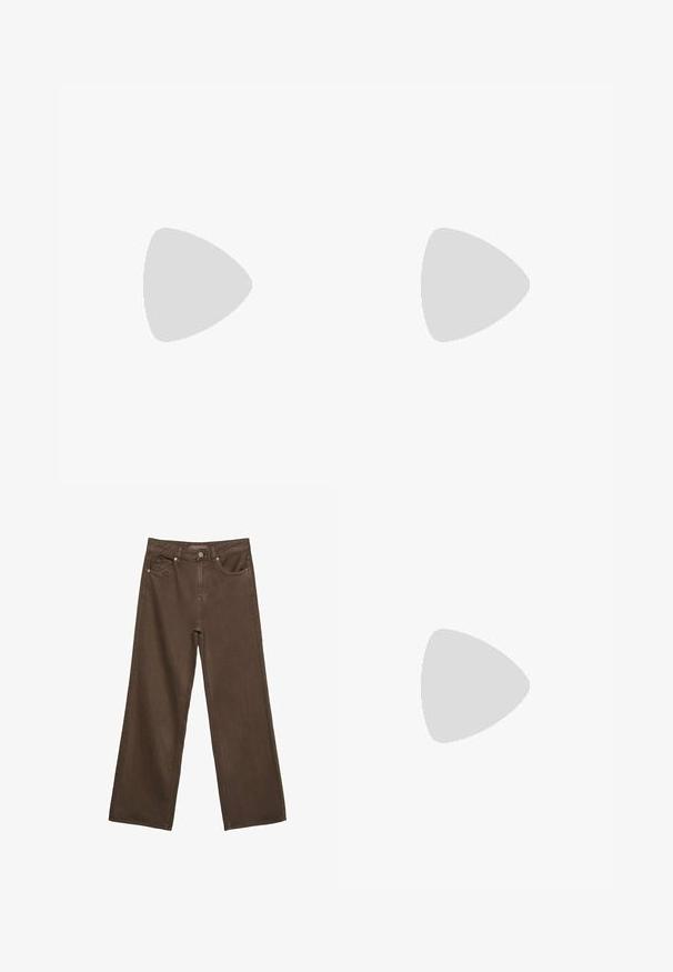 Braun langärmliges Oberteil mit asymmetrischem Ausschnitt, das einseitig schulterfrei designt ist und eine glatte, figurbetonte Textur aufweist.; Braune weite Jeans aus Denim, mit einem vorderen Knopfverschluss, fünf Taschen und sichtbaren Steppnähten.; Burgunderfarbene Lackleder-Slingbacks mit spitzer Zehe, ausgestattet mit zwei verstellbaren Riemen mit Schnallen und silberfarbenen Akzenten.; Cremfarbene Leder-Handtasche mit strukturiertem Design, kontrastierenden schwarzen Kanten, goldenen Beschlägen und einem abnehmbaren Tragegurt mit einem charakteristischen Logo.; Gold mesh-Armbanduhren mit einem schwarzen runden Zifferblatt, minimalistischen Indizes und einer silbernen Krone; mit einem Logo an der 12-Uhr-Position.
