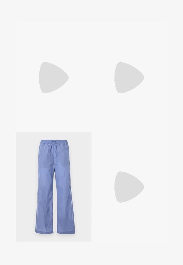 Top senza spalline trapuntato con design a peplum. Presenta motivi colorati in arancione, blu, verde e marrone su un tessuto texturizzato.; Pantaloni leggeri blu con vita elastica, caratterizzati da una vestibilità ampia e piping laterali. Realizzati in materiale liscio e resistente.; Nike Sportswear FIELD GENERAL - Sneakers basse - off-white/black; Borsa a tracolla nera in pelle con una forma curva, manico rimovibile e accessori dorati. La borsa presenta una patta con un dettaglio a fibbia.