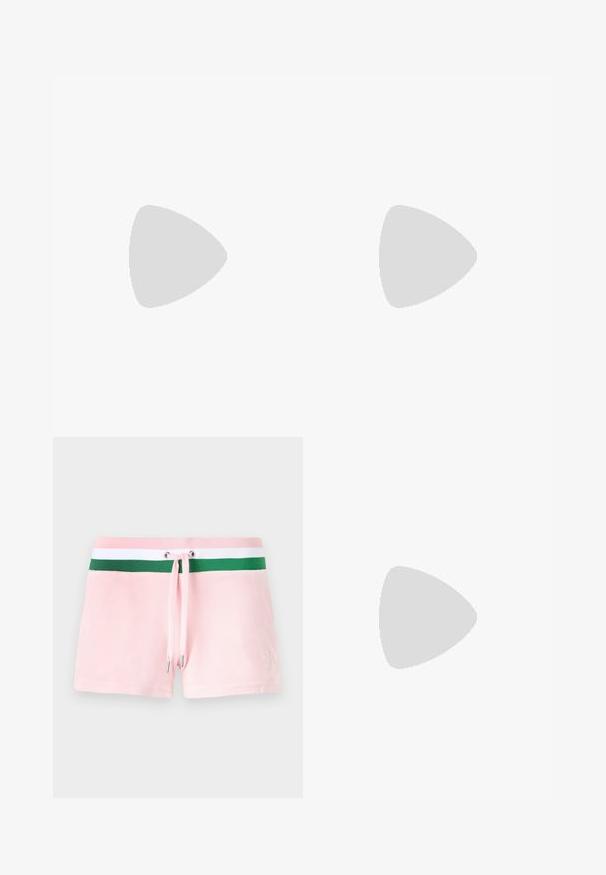 Růžové bavlněné tričko s krátkým rukávem, na kterém je přes hruď napsáno slovo "Juicy" z kamínků. Klasický kulatý výstřih a přiléhavý střih.; Růžové bavlněné šortky s páskem v zeleno-bílých pruzích, s tkaničkou a stříbrnými kovovými špičkami. Na boku jemně vyšívané logo.; Černé sandály na podpatku s tenkými řemínky, otevřenou špičkou a malým, rozšířeným podpatkem. Materiál se zdá být hladký a lesklý.; Černá kabelka z umělé kůže s krokodýlím vzorem, staženým vrškem a zmačkaným popruhem. Zdá se, že má měkký a kompaktní design.