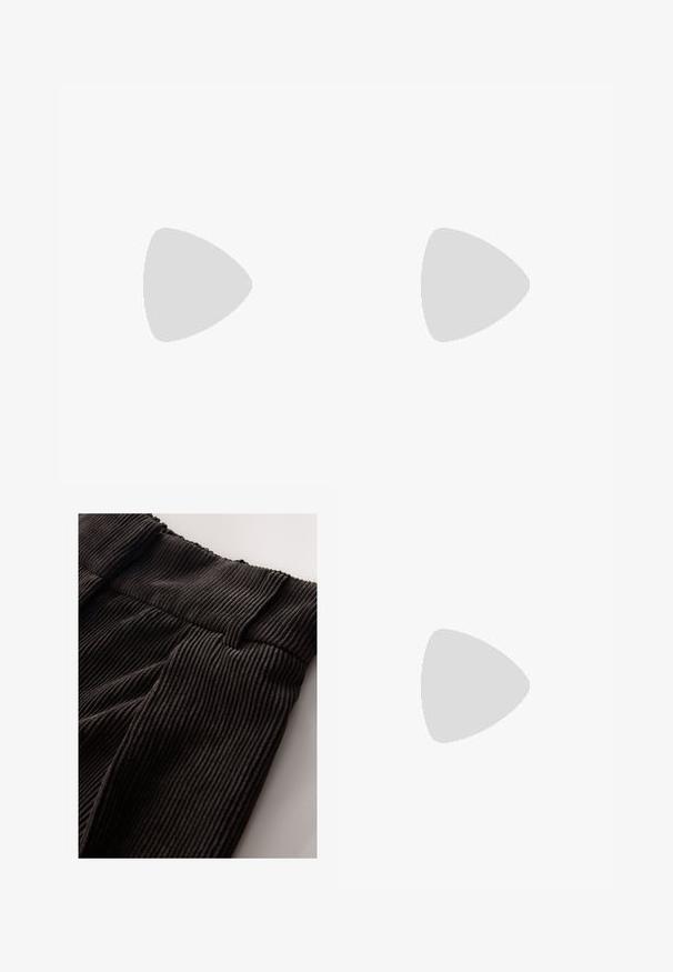 Rožinė maikutė su plonomis petnešėlėmis, puošta zigzago raštu tekstūruotoje medžiagoje. Tiesus apatinis kraštas, paprastas dizainas ir ryški spalva.; Juoda raukšlėta medžiaga su storu, tampri juosmens diržu. Tekstūroje yra vertikalių griovelių, suteikiančių medžiagai gylio.; Juodas blizgus odinis batelis su smailiu priekiniu galu, slingback stiletto kulnu, plona juostele ir auksiniu užpildu ant baltos fono.; Austas pintinis pintinis krepšys su zigzago raštu, rudas odinis imtuvėlis ir pagrindas, ir stačiakampė logotipo etikete priekyje.