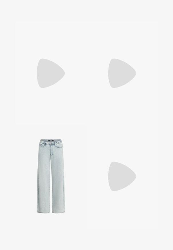 Modrý žebrovaný bezramínkový crop top s vysokým výstřihem. Na středu je malá kontrastní značka. Hladká textura, přiléhavý design.; Světle modré volné džíny z denimu s vyšisovaným vzhledem, které mají přední kapsy a zapínání na knoflík.; Černé kožené lodičky na boku s špičatou špičkou, štíhlým podpatkem a dekorativní přezkou na nártu. Hladká textura a elegantní design.; Černo-bílá pruhovaná kabelka se strukturovaným tvarem, vybavená horní rukojetí, odnímatelným řetízkem a kovovým logem.