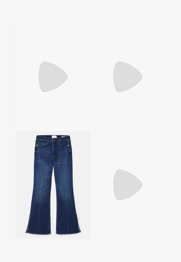 WEEKEND MaxMara EDITTA - T-shirts print - white; Mørkeblå flagrende jeans lavet af denim. Har høj talje, forlommer og splitdetaljer i kanten. Klassisk fem-lomme design.; Sort læderballetsko med rund tå, glat tekstur, minimal syning og et fleksibelt såldesign.; Brun læder håndtaske med flaplukning, hardware i gyldent tone, en skulderrem og en glat overflade. Kompakt rektangulær form.