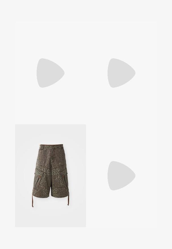 Zöld pamut póló klasszikus kerek nyakkal, rövid ujjal és laza szabással. Az anyag sima textúrájú, és nincsenek látható minták.; Zöld és barna álcázó cargo sort, leopárd mintával, több zsebbel, állítható zsinórral és megerősített varrási részletekkel.; Fűzős cipő, amely texturált szürke anyagból készült fekete díszítésekkel, vastag gumitalppal és fehér varrási részletekkel. Lekerekített orrú kialakítás.; Fém lánc nyaklánc, hosszúkás szemekkel, sötét fényfém színben. Geometrikus díszítéssel és márkázott kapoccsal rendelkezik.