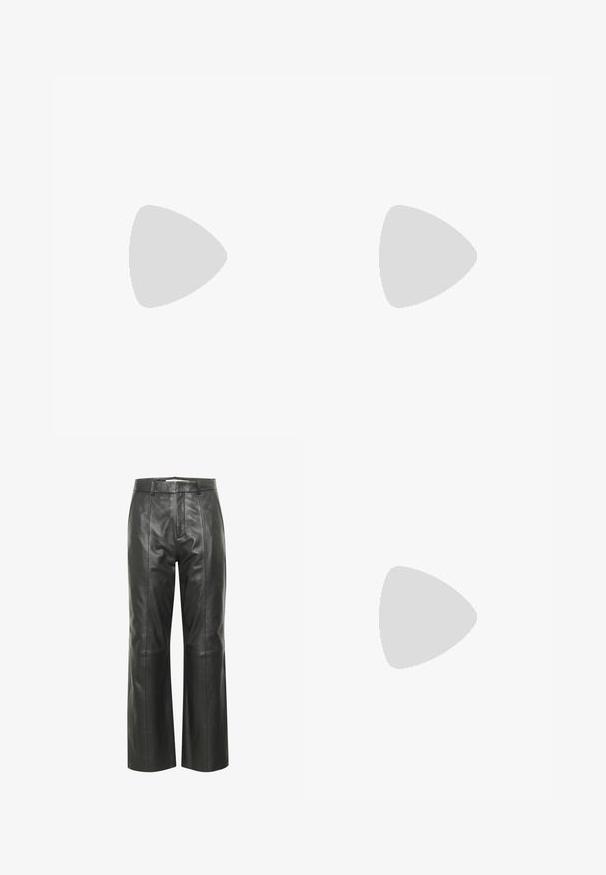 Svart topp med en axel gjord av elastiskt material, med en rynkad sidadetalj och en asymmetrisk nederkant. Slät textur med lätt drapering.; Svarta läderbyxor med vida ben och en slät yta, med midjeband, framtillningar och diskreta sömdetaljer.; Svart lackläder loafer med platt sula, rund tå och ett dekorativt band med en guldtonad detalj. Slät, glänsande yta.; Svart handväska med strukturerad form, slät yta och metallspänne. Matchad med vida svarta byxor och sandaler med öppen tå på trägolv.