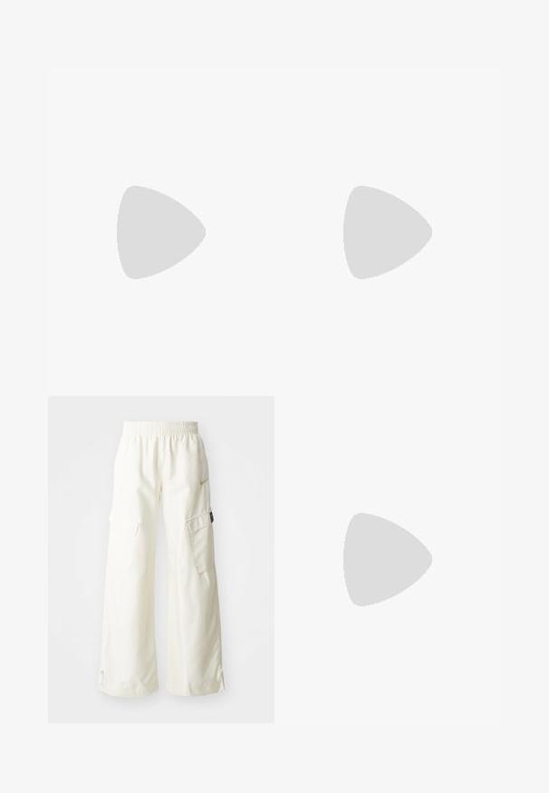 Štyri jednoduché tričká s krátkym rukávom a okrúhlym výstrihom v čiernej, prašnej ružovej, svetlosivej a bielej farbe, usporiadané prekryté na bielom pozadí.; Krémové cargo nohavice s elastickým pásom, dvoma bočnými vreckami a voľným strihom. Na prednej strane majú akcent s logom.; Čierne športové topánky s textúrovanou gumovou podrážkou, polstrovaným textilným zvrškom, elastickým šnúrkami a pútkami na päte pre jednoduché obúvanie.; Sivá semišová ľadvinka s okrúhlym tvarom, dvoma zipsovými priehradkami a nastaviteľným popruhom. Obsahuje kovové prvky.