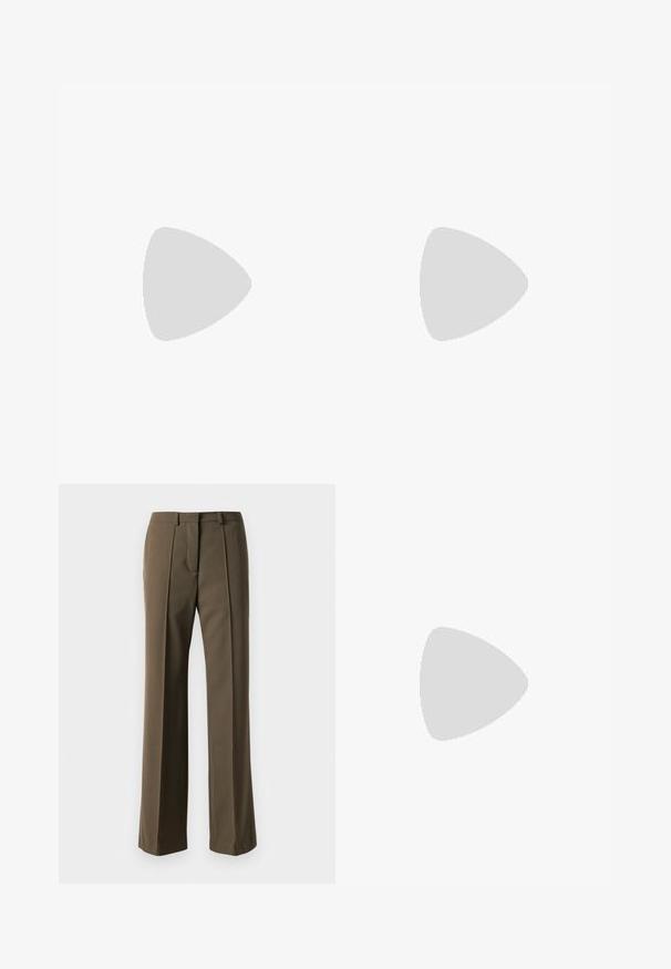 Schwarzes, langärmliges Crop-Top mit rundem Ausschnitt. Hergestellt aus weichem Stoff, mit lockerer Passform und heruntergesetzten Schulternähten. Keine sichtbaren Muster oder Akzente.; Braune maßgeschneiderte Hose mit geradem Schnitt, gefaltetem Vorderteil und klassischem Bund. Hergestellt aus glattem Stoff mit raffiniertem Finish.; Beige und schwarze zweifarbige Slingback-Schuhe mit spitzer Zehenpartie, flachem Absatz und gekreuztem Riemendetail. Glattes Lederfinish.; Schlangenmuster-Tasche mit einem gebogenen Griff. Hergestellt aus strukturierten, beige- und braunfarbenen Materialien, die ein markantes Diamantmuster aufweisen.