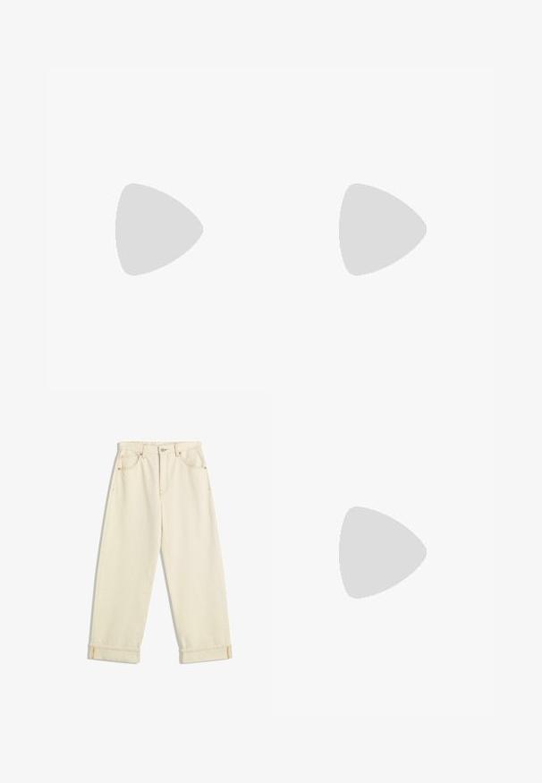 Bílý tričko s krátkým rukávem se skládá z koláže s kaktusy a palmami v odstínech růžové a modré, vyrobené z texturovaného materiálu.; Krémové džíny s volným střihem, s ohrnutými cuffy, kontrastním oranžovým šitím a předními i zadními kapsami.; Světlobéžové kožené mokasíny se střiženým předním dílem a texturovaným černým platformovým podpatkem. Obsahují zakřivený design a mírné zvýšení.; Kulaté sluneční brýle se zlatým kovovým rámem, hnědými gradientními čočkami, průhlednými plastovými akcenty na stranách a hnědými vzorovanými stranami.; Tkaná hnědá kabelka s kulatou rukojetí, vyrobená z měkké kůže. Disponuje zipovým uzávěrem a složitým vzorem košíkového pletení.