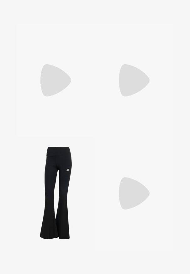 Svart kortärmad långärmad topp med hög krage och halvvadsdragkedja, som har tumhål i ärmarna och en mjuk yta.; Svarta randiga utsvängda leggings med en bred midjeresår, med en liten vit Adidas-logga på övre vänstra sidan. Mjuk tygtextur.; Svarta lädersneakers med vit tre-stripesdesign, rund tå, platt vit gummisula och varumärkesdetalj på sidan.; Klart rektangulära solglasögon med en tjock plastbåge, som har något tonade linser och inga ytterligare mönster eller dekorationer.