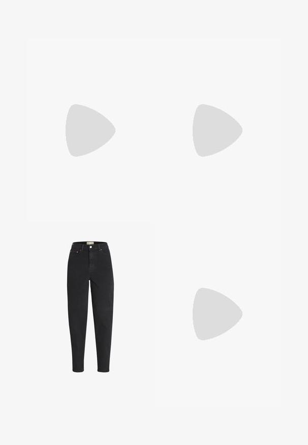 Sötétkék, cropped felső fehér vízszintes csíkokkal, bordázott textúrával, rövid ujjal és V-nyakkivágással, gomb részletekkel.; Magas derekú fekete farmernadrág, gombos záródással, öt zsebbel és diszkrét varrási részletekkel. Slim fit fazon, szűkülő szárakkal.; Fekete magassarkú szandálok több keresztben átkötött pánttal. Simább anyag, hegyes orr és keskeny sarok. Állítható bokapánt kapcsos rögzítéssel.; Szürke átmenetes lencséjű napszemüveg, aranyszínű fémkeret és fekete műanyag elemek. Egyedi pillangó alakú lencsék vékony szárakkal.; Fekete hobo táska sima bőrszerű anyagból, csavarodott füllel, puha, lekerekített formával és felső cipzárral záródik.; Arany fülbevalók sima, fényes felülettel. Kör alakú dizájn, amely kis kapoccsal és átlátszó tartozékkal rendelkezik a biztonságos viselés érdekében.