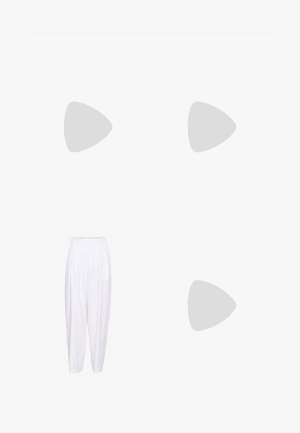 Top senza maniche nero a costine con spalline sottili, orlo curvo e spacchi laterali. Il tessuto appare liscio con una leggera elasticità. Etichetta del brand visibile sul colletto.; Pantaloni in lino bianchi con vita alta, dotati di pieghe frontali e una silhouette rilassata, che si restringe alla caviglia. Tessuto morbido, senza motivi.; Sandalo piatto nero con strette cinghie beige, dotato di un accent gold sulla punta e di una cinghia alla caviglia regolabile. Texture liscia, design minimalista.; Foulard di seta marrone con motivi floreali bianchi, bordato da una cornice bianca. Texture liscia e forma quadrata.; L37 FIND A WAY OUT - Borsa a mano - bronze