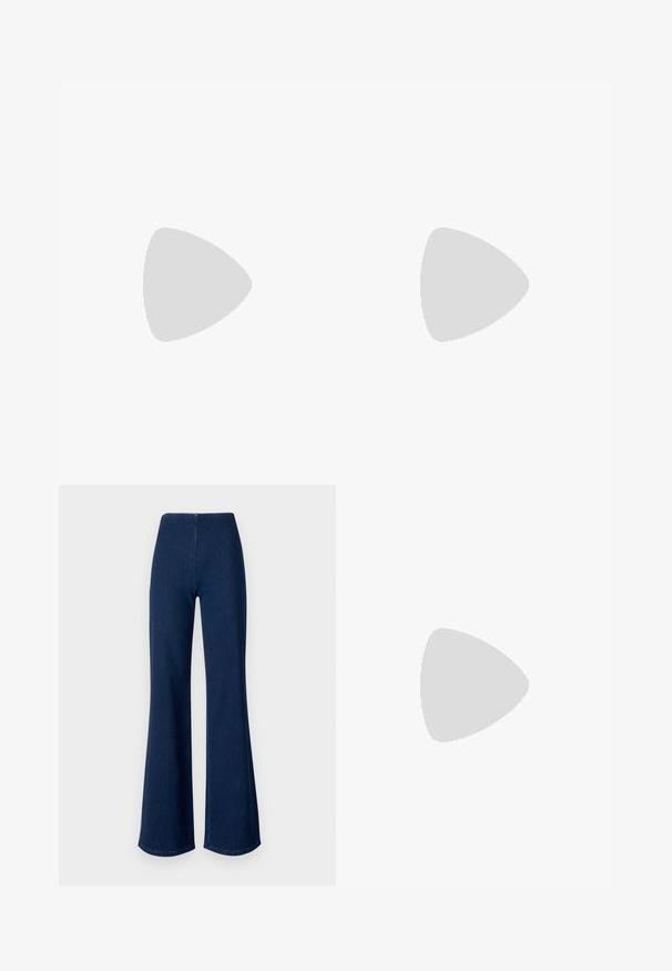 Top negro de manga larga con textura acanalada, cuello y dobladillo con volantes, cierre con lazo ajustable en el lateral.; Pantalones vaqueros acampanados de color azul oscuro, hechos de mezclilla con una cinturilla elástica. Presentan una textura suave y un diseño de pierna ancha que se extiende hasta el dobladillo.; Sandaia de tacón alto plateada con un diseño de tira brillante, que cuenta con un acento similar a una perla y una correa en espiral en el tobillo para un ajuste seguro.; Pendientes de aro de plata con un acabado suave y pulido. Forma redonda, diseño ligero, con un mecanismo de cierre seguro.