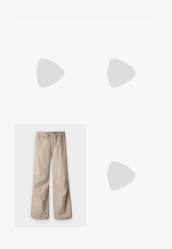 Top sans manches blanc présentant un motif en losanges texturé avec un col et des bords côtelés. Coupe régulière, matériau en tricot léger.; Pantalons beiges à jambes larges avec une taille élastique et un cordon de serrage. Texture lisse, deux poches latérales et coutures minimales pour un ajustement décontracté.; Mocassins en cuir noir avec une finition lisse, ornés d'une sangle décorative et de coutures contrastées, associés à un pantalon beige.; Lunettes de soleil en plastique transparent avec des verres marron rectangulaires, dotées de branches fines et transparentes ainsi que d'accents en métal sur les tempes.