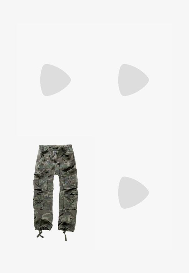 GmbH KILIAN - Top - khaki; Cargo broek met camouflagepatroon van katoen, met meerdere zakken, elastische boorden en een losse pasvorm met een trekkoord in de taille.; Zwarte hakken met een puntige neus en een gestructureerd slangenleerpatroon. Beschikt over een lage, driehoekige hak en een soepele, gebogen bovenkant.; Tortoiseshell zonnebril met roze lenzen, met een gedurfde hoekige vormgeving en dunne zilveren hardwareaccenten op de montuur.