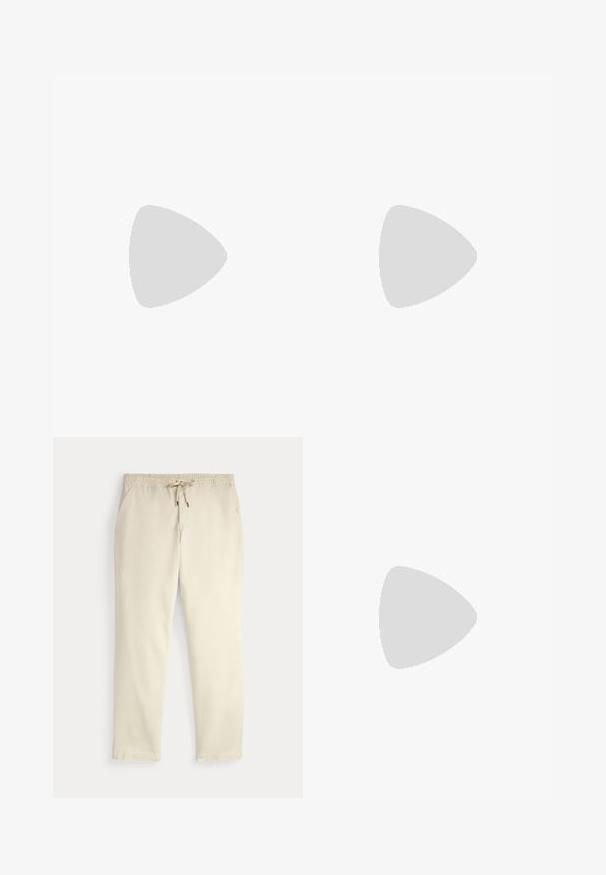 Rotes Poloshirt mit kurzen Ärmeln, drei Knöpfen und Kragen, mit einem kleinen schwarzen Logo auf dem linken Ärmel, auf einem weißen Hintergrund dargestellt.; Beige legere Hosen mit elastischem Bund und Kordelzug, gerade Hosenbeine und seitlichen Taschen vor einem einfarbigen Hintergrund.; Weißer Sportschuh mit schwarzen Streifen, rotem Fersenakzent und strukturiertem Profil. Verfügt über ein glattes Obermaterial und ein kreisförmiges Schnürsystem.; Marineblaue Schal mit grauer Grafik eines Polo Spielers zu Pferd, mit fransigen Kanten.