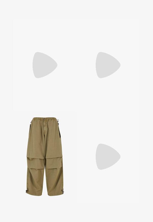 Top corto verde chiaro realizzato in tessuto a costine, con dettagli arricciati, maniche corte e lacci laterali regolabili.; Pantaloni cargo beige con vita elastica, grandi tasche frontali e polsini regolabili. Realizzati in tessuto leggero con una superficie liscia.; Stivali alla caviglia in suede beige con accenti in pelle marrone, occhielli dorati e suola testurizzata. Calzini bianchi visibili sopra gli stivali.; Occhiali da sole con una montatura spessa a motivo tartaruga in tonalità di marrone e arancione, dotati di grandi lenti marroni e di un design elegante.