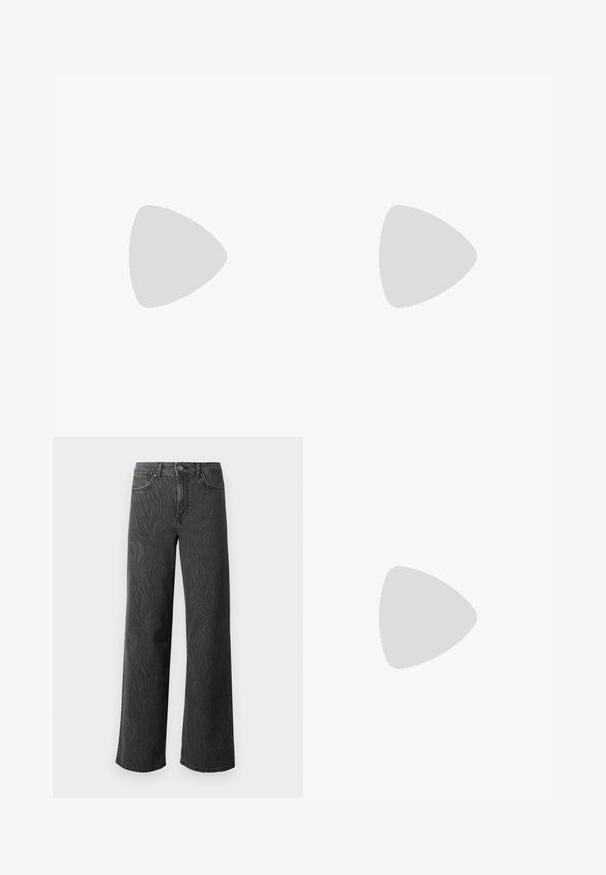 To korteermede t-skjorter i lys beige og mørk grå, laget av mykt, teksturert stoff med rund hals og subtile mønsterdetaljer.; Vide ben jeans i mørkegrå denim, med en subtil zebra-mønster tekstur, kontrast søm, og fem lommer med knappestol. ; Svarte ankelstøvler laget av glatt lær, med glidelås på siden, chunky strukturert hæl, og rund tå-design.; Svart lær tote bag med glatt tekstur, rektangulær form og to lange håndtak. Ingen synlige deler eller dekorasjoner.